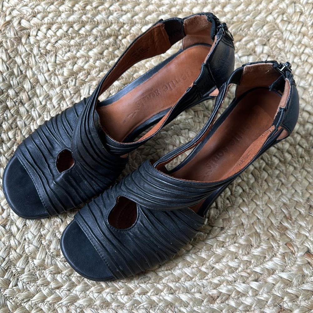 Gentle Souls by Kenneth Cole Osaka Rama black Leather Comfort Shoes / Heels